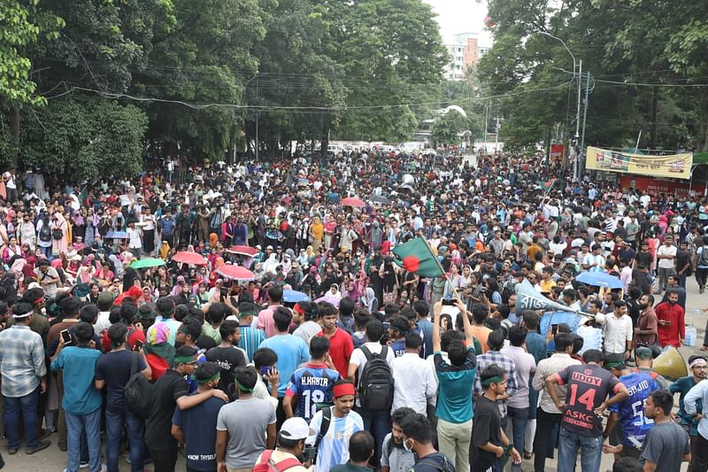 টিএসসিতে শিক্ষার্থীদের বিক্ষোভ। ঢাকা বিশ্ববিদ্যালয় ছাড়াও বিভিন্ন শিক্ষাপ্রতিষ্ঠান থেকে বিপুলসংখ্যক শিক্ষার্থী এতে অংশ নেন।